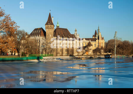 Inizio della primavera pomeriggio al Castello di Vajdahunyad a Budapest, Ungheria. Foto Stock