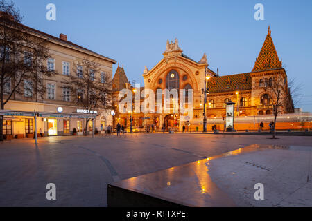 Serata al grande mercato coperto di Budapest, Ungheria. Foto Stock