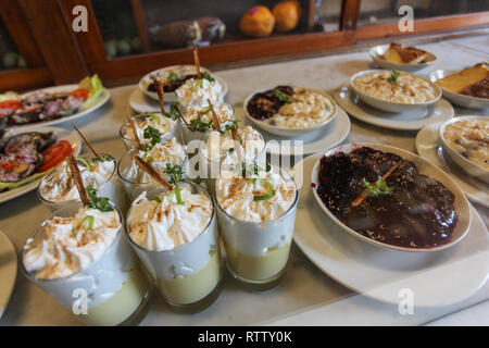 I dolci a base di uova, latte, more, morocho, riso in ristoranti peruviana Foto Stock