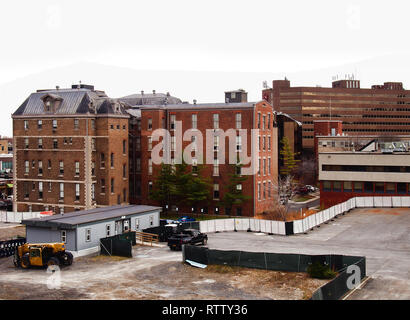 Vista della Syracuse University hill con edifici rinnovati in appartamenti di studenti e dormitori Foto Stock
