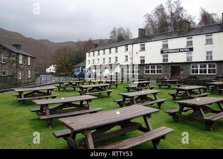 Tavoli in legno al di fuori del Patterdale Hotel nel Parco Nazionale del Distretto dei Laghi, Cumbria, England, Regno Unito Foto Stock