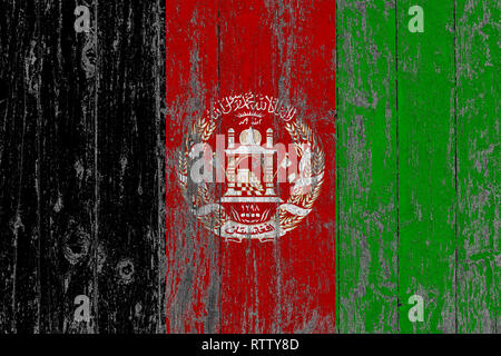 Bandiera dell'Afghanistan dipinta su usurata in legno sfondo texture. Foto Stock