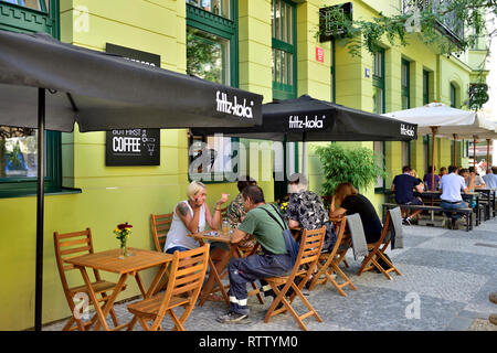 Ristorante (Restaurace Globus) con tavoli e sedie e i clienti al di fuori sul marciapiede durante l'estate Foto Stock