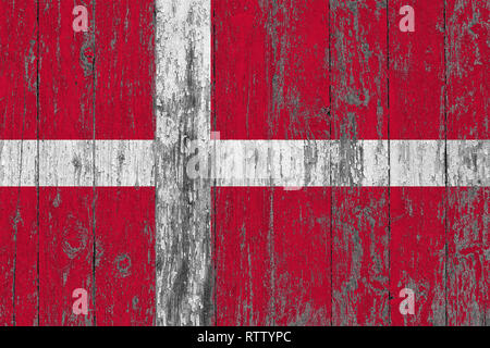 Bandiera della Danimarca dipinta su usurata in legno sfondo texture. Foto Stock