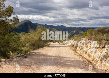 Strada sterrata sulla cima della montagna in Spagna Foto Stock