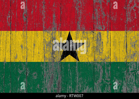 Bandiera del Ghana dipinta su usurata in legno sfondo texture. Foto Stock