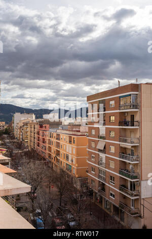 Vista aerea spagnola moderna area residenziale. Edifici di appartamenti. Foto Stock