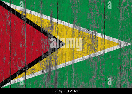 Bandiera della Guyana dipinta su usurata in legno sfondo texture. Foto Stock