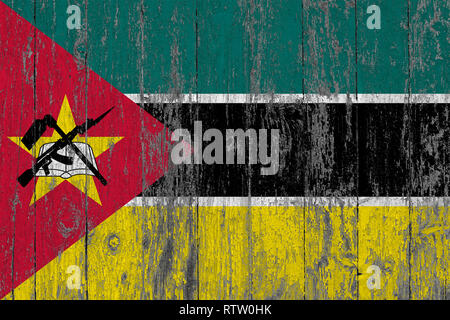 Bandiera del Mozambico dipinta su usurata in legno sfondo texture. Foto Stock