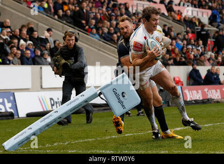 Vendita squali Byron McGuigan (sinistra) affronta Exeter Chiefs' Ian Whitten durante la Premiership Gallagher corrispondono all'AJ Bell Stadium, Salford. Foto Stock