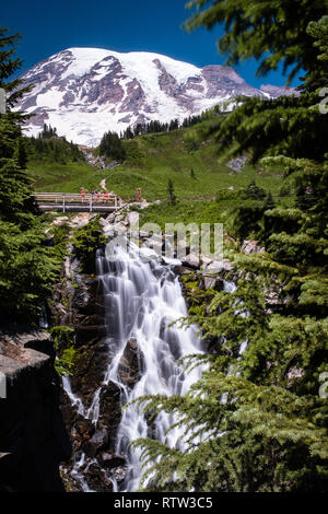 Crash a cascata verso il basso nella parte anteriore del Snow capped Mount Rainier, una lunga esposizione per lisciare fuori l'acqua Foto Stock