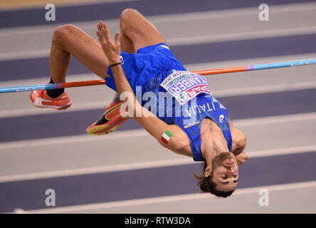 Italia di Gianmarco Tamberi competere nel salto in alto la concorrenza durante la seconda giornata di Europei Indoor di Atletica a Emirates Arena, Glasgow. Foto Stock