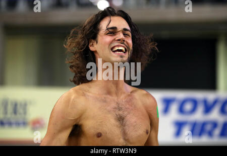 Italia di Gianmarco Tamberi celebra vincere l'oro negli uomini salto in alto durante il giorno due degli Europei Indoor di Atletica a Emirates Arena, Glasgow. Foto Stock