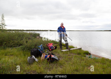 Un pescatore da un lago in Northern Manitoba, Canada. Alberghi operare volare in fly out (FIFO) pesca. Foto Stock