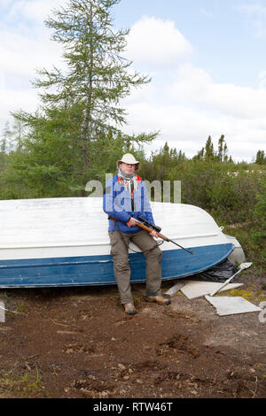 Un cacciatore da una barca da pesca in Northern Manitoba, Canada. Alberghi operare volare in fly out (FIFO) pesca. Foto Stock