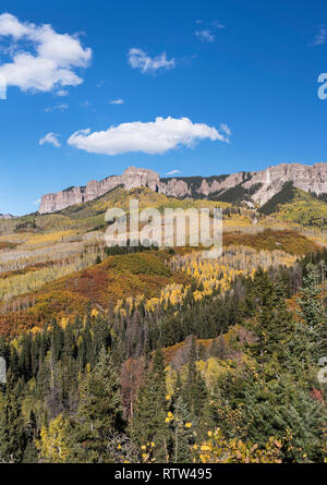 Cimarron Mountain Range vicino a Owl Creek passano all'inizio dell'autunno, sudovest del Colorado. Foto Stock