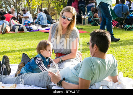 Johannesburg, Sud Africa - 10 Maggio 2014: giovani famiglie al parco per un pic-nic Foto Stock