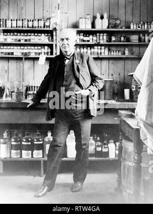 Thomas Alva Edison nel suo laboratorio circa 1911 Immagine aggiornata utilizzando il restauro digitale e tecniche di ritocco Foto Stock