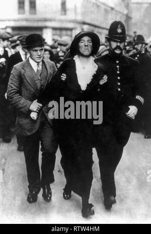 Suffragette essendo arrestato dalla polizia di Londra ottobre 1913 Foto Stock