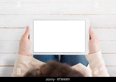 Pulire tablet mockup in posizione orizzontale. Applicazione semplice concetto di presentazione. Tablet ina donna mani, vista dall'alto. Foto Stock