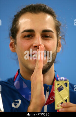 Italia di Gianmarco Tamberi con il suo oro medel per gli Uomini Salto in alto durante il giorno due degli Europei Indoor di Atletica a Emirates Arena, Glasgow. Foto Stock