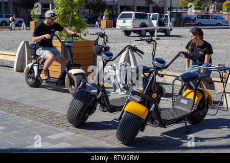 Christchurch, Nuova Zelanda, 3 marzo 2019:ricaricabile moderni scooter elettrici disponibili per il noleggio nel centro della città Foto Stock