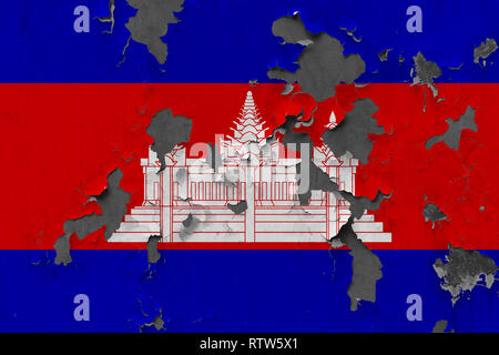 Close up grungy, danneggiato e weathered Cambogia bandiera sul muro di spellatura di vernice per vedere la superficie interna. Foto Stock