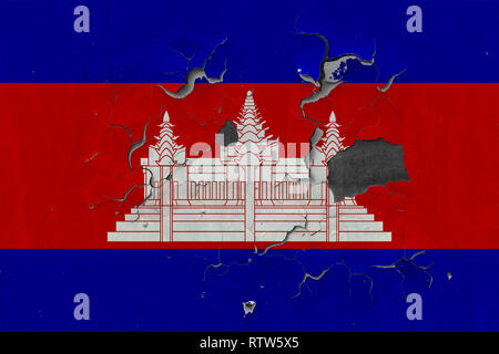 Close up grungy, danneggiato e weathered Cambogia bandiera sul muro di spellatura di vernice per vedere la superficie interna. Foto Stock