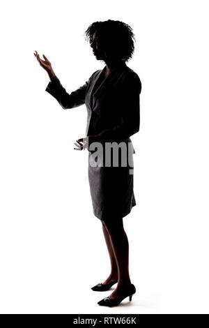 Silhouette di un Nero imprenditrice gesti come lei sta parlando o dare un discorso come un insegnante, presentatore o un candidato politico di campagna elettorale. Foto Stock