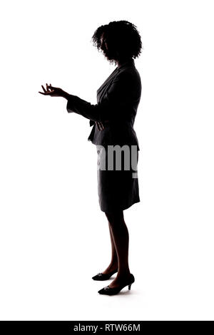 Silhouette di un Nero imprenditrice gesti come lei sta parlando o dare un discorso come un insegnante, presentatore o un candidato politico di campagna elettorale. Foto Stock