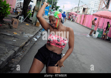 Recife, Brasile. 02Mar, 2019. Una donna balli in Galo da Madrugada Parade, una sfilata di carnevale a nord-est del Brasile. Il 'Galo da Madrugada' è stato creato nel 1978 ed è stata riconosciuta nel 1994 Guinness come la più grande sfilata di carnevale in tutto il mondo quando è raggiunto il marchio di un milione e mezzo di partecipanti e da allora è diventato uno dei più popolari i carnevali in Brasile. Gli organizzatori si aspettano più di 2 milioni di partecipanti di quest'anno. Credito: Diego Herculano/dpa/Alamy Live News Foto Stock