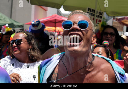 Recife, Brasile. 02Mar, 2019. La gente ballare la Galo da Madrugada Parade, una sfilata di carnevale a nord-est del Brasile. Il 'Galo da Madrugada' è stato creato nel 1978 ed è stata riconosciuta nel 1994 Guinness come la più grande sfilata di carnevale in tutto il mondo quando è raggiunto il marchio di un milione e mezzo di partecipanti e da allora è diventato uno dei più popolari i carnevali in Brasile. Gli organizzatori si aspettano più di 2 milioni di partecipanti di quest'anno. Credito: Diego Herculano/dpa/Alamy Live News Foto Stock