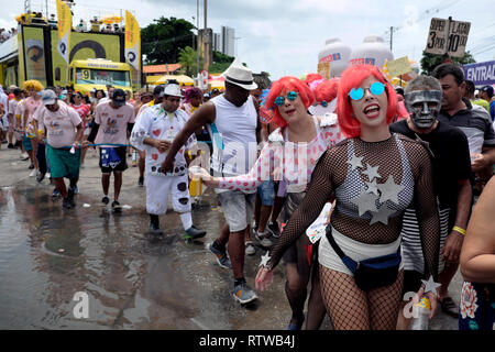 Recife, Brasile. 02Mar, 2019. La gente ballare la Galo da Madrugada Parade, una sfilata di carnevale a nord-est del Brasile. Il 'Galo da Madrugada' è stato creato nel 1978 ed è stata riconosciuta nel 1994 Guinness come la più grande sfilata di carnevale in tutto il mondo quando è raggiunto il marchio di un milione e mezzo di partecipanti e da allora è diventato uno dei più popolari i carnevali in Brasile. Gli organizzatori si aspettano più di 2 milioni di partecipanti di quest'anno. Credito: Diego Herculano/dpa/Alamy Live News Foto Stock