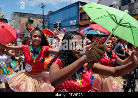 Recife, Brasile. 02Mar, 2019. La gente ballare la Galo da Madrugada Parade, una sfilata di carnevale a nord-est del Brasile. Il 'Galo da Madrugada' è stato creato nel 1978 ed è stata riconosciuta nel 1994 Guinness come la più grande sfilata di carnevale in tutto il mondo quando è raggiunto il marchio di un milione e mezzo di partecipanti e da allora è diventato uno dei più popolari i carnevali in Brasile. Gli organizzatori si aspettano più di 2 milioni di partecipanti di quest'anno. Credito: Diego Herculano/dpa/Alamy Live News Foto Stock