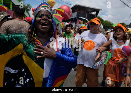 Recife, Brasile. 02Mar, 2019. La gente ballare la Galo da Madrugada Parade, una sfilata di carnevale a nord-est del Brasile. Il 'Galo da Madrugada' è stato creato nel 1978 ed è stata riconosciuta nel 1994 Guinness come la più grande sfilata di carnevale in tutto il mondo quando è raggiunto il marchio di un milione e mezzo di partecipanti e da allora è diventato uno dei più popolari i carnevali in Brasile. Gli organizzatori si aspettano più di 2 milioni di partecipanti di quest'anno. Credito: Diego Herculano/dpa/Alamy Live News Foto Stock