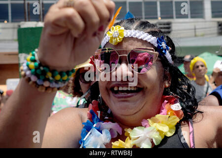 Recife, Brasile. 02Mar, 2019. La gente ballare la Galo da Madrugada Parade, una sfilata di carnevale a nord-est del Brasile. Il 'Galo da Madrugada' è stato creato nel 1978 ed è stata riconosciuta nel 1994 Guinness come la più grande sfilata di carnevale in tutto il mondo quando è raggiunto il marchio di un milione e mezzo di partecipanti e da allora è diventato uno dei più popolari i carnevali in Brasile. Gli organizzatori si aspettano più di 2 milioni di partecipanti di quest'anno. Credito: Diego Herculano/dpa/Alamy Live News Foto Stock