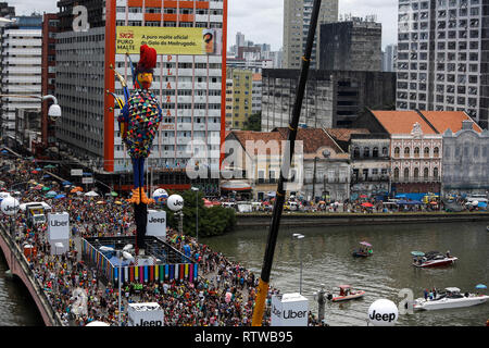 Recife, Brasile. 02Mar, 2019. La gente ballare la Galo da Madrugada Parade, una sfilata di carnevale a nord-est del Brasile. Il 'Galo da Madrugada' è stato creato nel 1978 ed è stata riconosciuta nel 1994 Guinness come la più grande sfilata di carnevale in tutto il mondo quando è raggiunto il marchio di un milione e mezzo di partecipanti e da allora è diventato uno dei più popolari i carnevali in Brasile. Gli organizzatori si aspettano più di 2 milioni di partecipanti di quest'anno. Credito: Diego Herculano/dpa/Alamy Live News Foto Stock