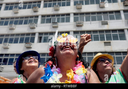 Recife, Brasile. 02Mar, 2019. Tre donne prendono parte al Galo da Madrugada Parade, una sfilata di carnevale nel nordest del Brasile. Il 'Galo da Madrugada' è stato creato nel 1978 ed è stata riconosciuta nel 1994 Guinness come la più grande sfilata di carnevale in tutto il mondo quando è raggiunto il marchio di un milione e mezzo di partecipanti e da allora è diventato uno dei più popolari i carnevali in Brasile. Gli organizzatori si aspettano più di 2 milioni di partecipanti di quest'anno. Credito: Diego Herculano/dpa/Alamy Live News Foto Stock