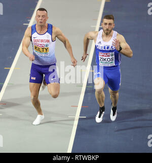 Glasgow, Regno Unito. 2 marzo 2019. Richard Kilty (GBR) tenta di out sprint Konstadinos ZIKOS (GRE) della Grecia come attraversare la linea del collo e del collo la gara è stata infine vinto dal credito Zikos: Ben Booth/Alamy Live News Foto Stock