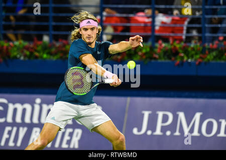 Dubai, EAU. 2 marzo 2019. Stefanos Tsitsipas svolge un diretti contro Roger Federer in finale del 2019 Dubai Duty Free Tennis Championships. Federer ha vinto 6-4, 6-4 per vincere il suo ottavo titolo di Dubai e il centesimo ATP singles titolo Credito: Feroz Khan/Alamy Live News Foto Stock