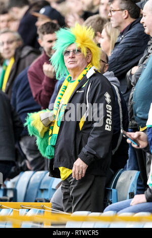 Washington, Stati Uniti. 02Mar, 2019. Stati Uniti Un colorato Norwich sostenitore durante il cielo EFL scommessa match del campionato tra Millwall e Norwich City in Den, Londra, Inghilterra il 2 marzo 2019. Foto di Ken scintille. Solo uso editoriale, è richiesta una licenza per uso commerciale. Nessun uso in scommesse, giochi o un singolo giocatore/club/league pubblicazioni. Foto Stock