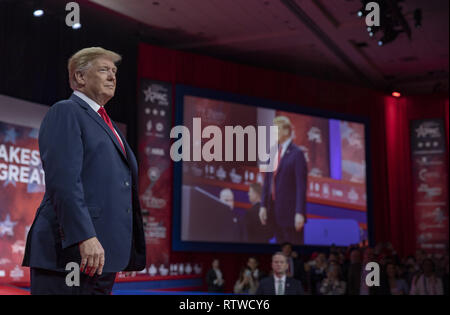 Washington, DC. 02Mar, 2019. Stati Uniti Presidente Donald Trump saluta i tifosi durante il CPAC 2019 su Marzo 02, 2019 a Washington, DC. Il conservatore americano Unione ospita ogni anno il politico conservatore azione conferenza per discutere agenda conservatore. Credito: Tasos Katopodis/Piscina via CNP | Utilizzo di credito in tutto il mondo: dpa/Alamy Live News Foto Stock