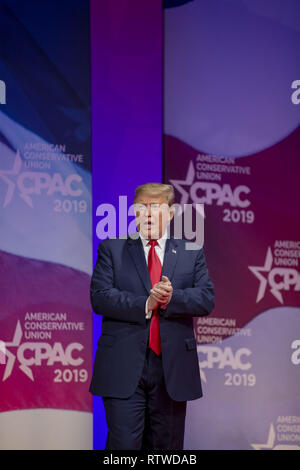 Stati Uniti Presidente Donald Trump saluta i tifosi durante il CPAC 2019 su Marzo 02, 2019 a Washington, DC. Il conservatore americano Unione ospita ogni anno il politico conservatore azione conferenza per discutere agenda conservatore. Credito: Tasos Katopodis/Piscina via CNP/MediaPunch Foto Stock