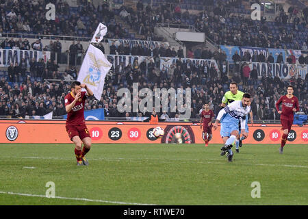 Roma, Italia. 2 Mar, 2019. Danilo Cataldi della SS Lazio punteggi terzo obiettivo durante la Serie A match tra Lazio e Roma presso lo Stadio Olimpico, RoRome, in Italia il 2 marzo 2019. Foto di Bruno mafia. Credit: UK Sports Pics Ltd/Alamy Live News Foto Stock