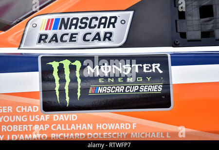 Hampton, GA, Stati Uniti d'America. Il 22 febbraio, 2018. Un Monster Energy Cup Series decalcomania sul lato di Brad Keselowski's Autotrader Ford durante le libere del venerdì a Atlanta Motor Speedway di Hampton, GA. Austin McAfee/CSM/Alamy Live News Foto Stock