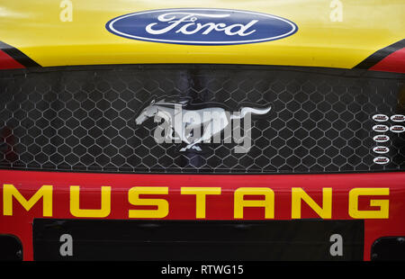 Hampton, GA, Stati Uniti d'America. Il 22 febbraio, 2018. Ford Mustang logo sulla griglia del Joey Logano's Pennzoil Ford durante il Monster Energy Cup Series pratica il venerdì ad Atlanta Motor Speedway di Hampton, GA. Austin McAfee/CSM/Alamy Live News Foto Stock