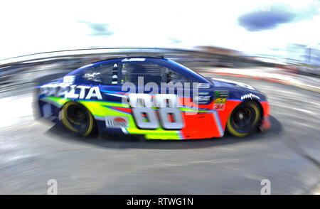 Hampton, GA, Stati Uniti d'America. Il 22 febbraio, 2018. Alex Bowman aziona il Axalta Chevrolet verso pit road durante il Monster Energy Cup Series pratica il venerdì ad Atlanta Motor Speedway di Hampton, GA. Austin McAfee/CSM/Alamy Live News Foto Stock