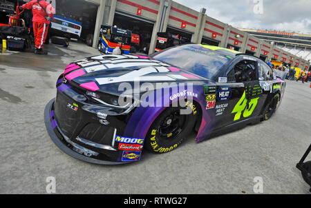 Hampton, GA, Stati Uniti d'America. Il 22 febbraio, 2018. Jimmie Johnson aziona l'Alleato Chevrolet finanziaria attraverso la zona del garage durante il Monster Energy Cup Series pratica il venerdì ad Atlanta Motor Speedway di Hampton, GA. Austin McAfee/CSM/Alamy Live News Foto Stock