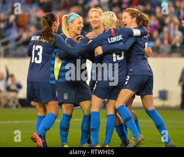 Nashville, TN, Stati Uniti d'America. 2 Marzo, 2019.Na ci La Nazionale femminile celebrare dopo un Megan Rapinoe (15) obiettivo durante le partite internazionali di calcio match up tra Stati Uniti e Inghilterra in essa crede Cup, di Nissan Stadium di Nashville, TN. La partita si è conclusa in un tirante, 2-2. Kevin Langley/Sports South Media/CSM Credito: Cal Sport Media/Alamy Live News Foto Stock