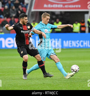 Leverkusen, Germania. 2 Mar, 2019. Kevin Volland (L) di Leverkusen vies con Nils Petersen di Friburgo durante la Bundesliga match tra Bayer 04 Leverkusen e SC Freiburg in Leverkusen, Germania, Marzo 2, 2019. Leverkusen ha vinto 2-0. Credito: Ulrich Hufnagel/Xinhua/Alamy Live News Foto Stock